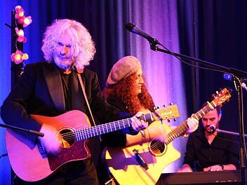 Ein letzes Mal  spielte Franz Benton am Samstag im "Bären" seine beliebtesten und auch einige neue Songs - Höhepunkt war aber das Duett mit Anne Haigis. Foto: Ulrike Nauer
