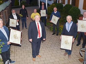 Unter Einhaltung der Abstandsregel und ohne Feier wurden in der jüngsten Ratssitzung die ausscheidenden Gemeinderäte durch Bürgermeister Egon Herrmann (vorne, Zweiter von links) verabschiedet. Links Klaus Hannweber (von Oktober 1995 bis 2002 Bürgermeister und von 2014 bis 2020 Dritter Bürgermeister), rechts Dieter Wolf (von Mai 1984 bis September 1995 Bürgermeister). Heinz Schubert (Zweiter von rechts) gehörte 42 Jahre dem Gemeinderatsgremium an.  K.- H. Hofmann