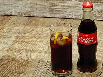 Cola trinken - so reagiert dein Körper nach nur einem Glas