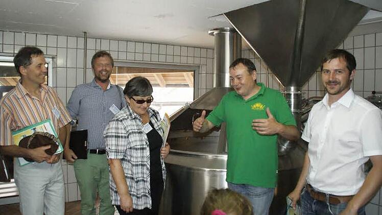 Im Gasthaus "Zum grünen Baum" in Theinheim sprach Küchenchef Michael Bayer (Zweiter von rechts) mit den Kommissionsmitgliedern (von rechts) Manfred Hußlein, Guntram Ulsamer und Adelinde Friedrich.