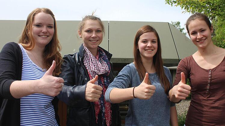 Die Abiturienten Valentina Schröder, Lisa Gayer, Johanna Tesar und Mirjam Alexi (von links) sind froh, dass die erste Prüfung geschafft ist.