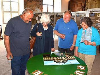 Für die Postkartenausstellung im Festsaal des Schlosses von Burgpreppach zeigten die Besucher großes Interesse. Rechts die Vorsitzende von NatFam, Heidi Flachsenberger.