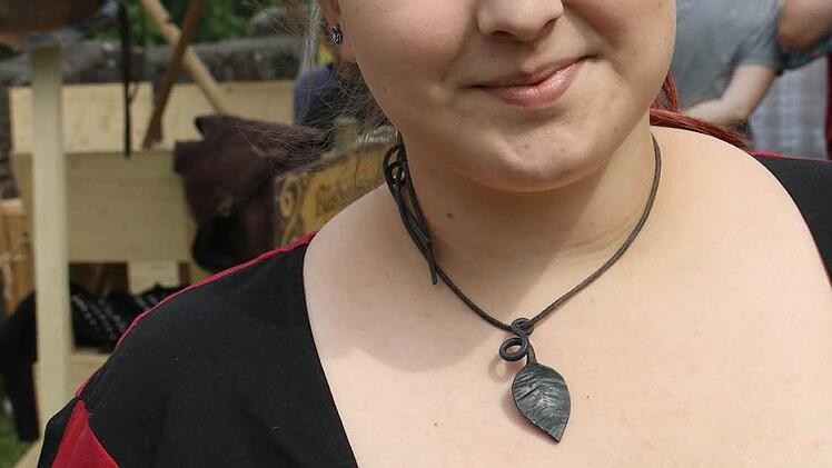 Lena Kirchner: "Mich fasziniert die gute Musik des Mittelalters, zu der man gut tanzen kann. Vor allem die einfachen Texte und das reine Singen und spielen mit einfachen historischen Instrumenten." Foto: Michael Stelzner