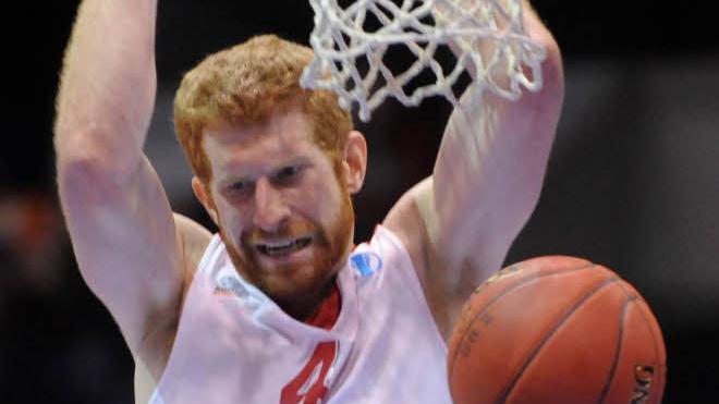 Center-Neuzugang Andrew Naymick, hier noch im Trikot des tschechischen Klubs Nymburk in der Euroleague aktiv, feiert gegen Bonn sein Debüt für Medi Bayreuth. Foto: imago/CTK Photo