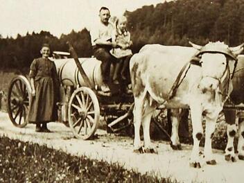 Gunda Grün, wie sie bei ihrem Vater auf dem Pferdewagen sitzt. Daneben steht ihre Großmutter.  Foto: privat