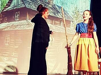 Schneewittchen (Anya Gaßmann) und die böse Königin (Helin Sert)