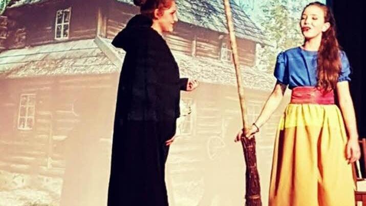 Schneewittchen (Anya Gaßmann) und die böse Königin (Helin Sert)