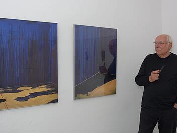 Künstler Wolfgang Kuhfuss vor seinen Bildern. Foto: Björn Hein