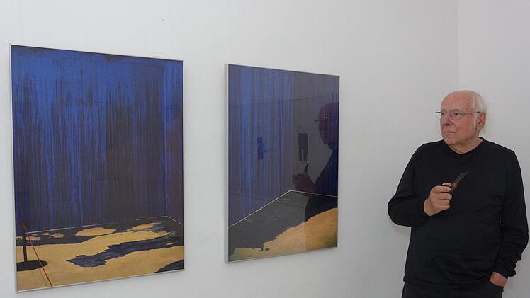 Künstler Wolfgang Kuhfuss vor seinen Bildern. Foto: Björn Hein