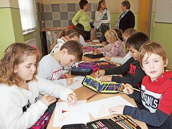 Im Anschluss an das Märchen sollten die Schüler ihre Eindrücke in einem Bild verewigen.  Foto: Alfred Thieret