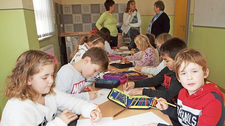 Im Anschluss an das Märchen sollten die Schüler ihre Eindrücke in einem Bild verewigen.  Foto: Alfred Thieret