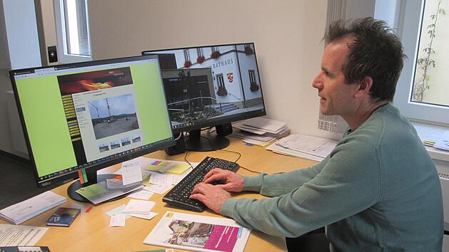 B&uuml;rgermeiser Ren&eacute; Gerner informiert sich per Internet &uuml;ber Nahw&auml;rme- Anlage, die ein weiterer Schritt zur &ouml;kologisch-nachhaltigen Energiegewinnung Fuchsstadts sein k&ouml;nnte. Foto: Winfried Ehling