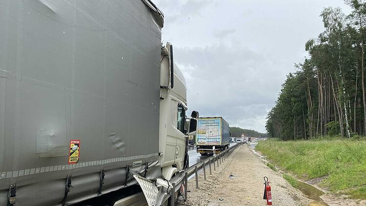 Automatische Bremse löst aus: Lastwagen fährt auf bremsenden Sattelzug auf