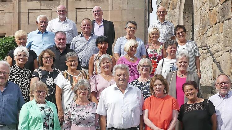 Die Jubilare der Diamantenen Jubelkommunion in Herzogenaurach stellten sich zum gemeinsamen Gruppenfoto auf.
