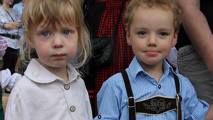 Schön in Tracht geworfen haben sich Sylvana und Simon. Die Sander Kindergartenkinder waren ganz groß beim Festzug. Allerdings mussten sie ihr Liedlein zur Eröffnung unten am Boden singen. Auf der Bühne war die Bestuhlung für das Orchester zu eng, da gab es keinen Platz. Wer sie Kleinen nicht gesehen hat, hörte sie aber wenigstens.