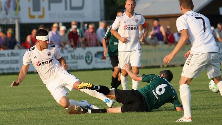Packender Fight um den Ball zwischen dem Sander Maximilian Göbhardt (links) und dem Schweinfurter Stefan Seufert; Andre Karmann (Nummer  7) und FC-Kapitän Daniel Rinbergas beobachten die Szene.