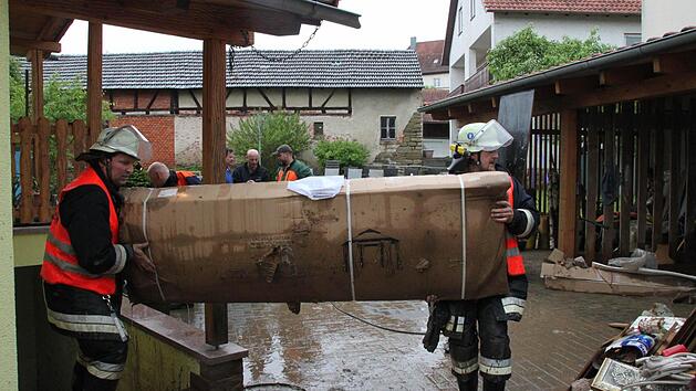 Die Feuerwehr packt in Poppenlauer bei den Aufr&auml;umarbeiten tatkr&auml;ftig mit an. Foto: Heike Beudert