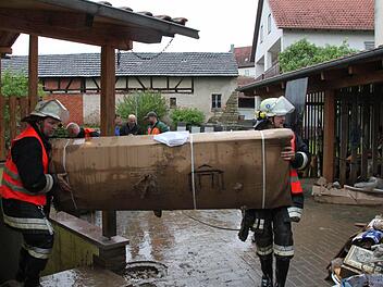 Die Feuerwehr packt in Poppenlauer bei den Aufräumarbeiten tatkräftig mit an. Foto: Heike Beudert