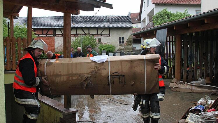 Die Feuerwehr packt in Poppenlauer bei den Aufräumarbeiten tatkräftig mit an. Foto: Heike Beudert