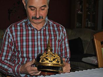 Rudolf Hergenröder, der Urgroßneffe von Ignaz Hergenröder, verwahrt in seinem privaten kleinen Museum noch heute die originale Pickelhaube sowie die Verdienstmedaillen, den Wehrpass und zahlreiche Urkunden. Fotos: Evelyn Schneider