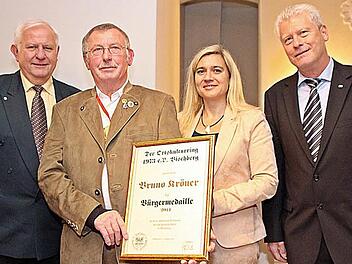 Bürgermeister und stellvertretender Landrat Johann Pfister, Medaillenträger Bruno Kröner, Staatsministerin Melanie Huml und ORK-Vorsitzender Georg Schmitt (von links) Foto: p