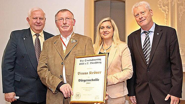Bürgermeister und stellvertretender Landrat Johann Pfister, Medaillenträger Bruno Kröner, Staatsministerin Melanie Huml und ORK-Vorsitzender Georg Schmitt (von links) Foto: p