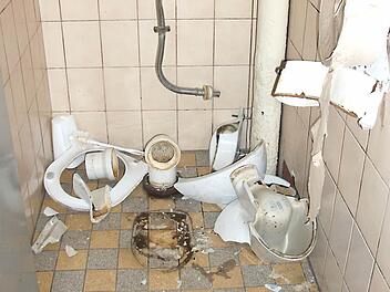 Im Toilettenhäuschen an der Promenade haben Unbekannte die Sanitäranlagen gleich komplett zerstört. Foto: Stadt Bamberg