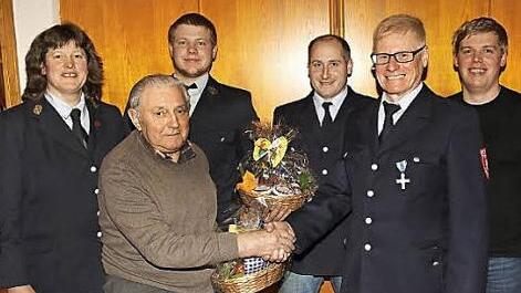Ehrungen bei der Feuerwehr Lahm (von links): Kommandantin Claudia Ehrlinger, Werner Hümmer, Gerätewart Fabian Heinrich, Heinz Angermüller, Vorsitzender Peter Kraus, Gerätewart Jürgen Schulz.  Foto: Stelzner