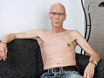 Für eine Serie porträtierte die niederländische Fotografin Suzanne Reitsma Männer nach einer Brust-Operation. Das Bild zeigt Erwin. Er starb am 1. Januar 2015 an seiner Erkrankung, gerade einmal 45 Jahre alt. Foto: Suzanne Reitsma