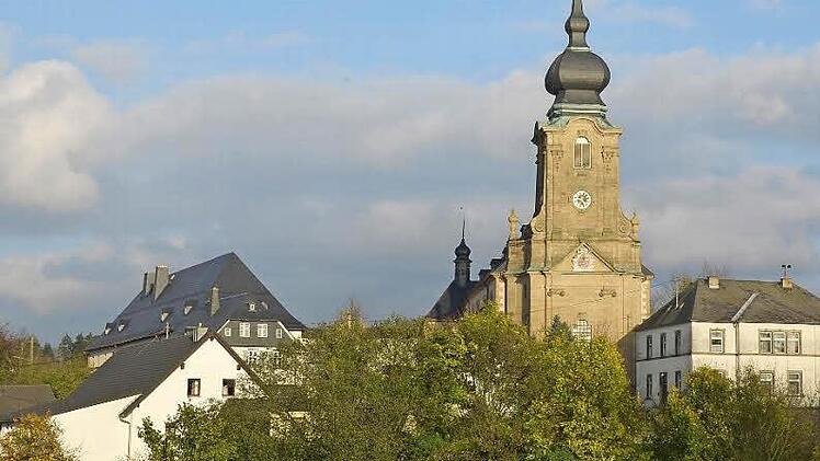 Das Pfarrhaus (rechts) hat das Kirchenensemble in Marienweiher geprägt.  Foto: Archiv