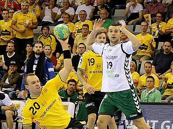Florian Billek schließt im Duell mit dem Leipziger Bastian Roscheck ab. Gegen die Sachsen setzte es in der Vorrunde eine knappe 31:33-Heimniederlage.  Foto: Albert Hochstädter