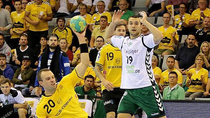Florian Billek schließt im Duell mit dem Leipziger Bastian Roscheck ab. Gegen die Sachsen setzte es in der Vorrunde eine knappe 31:33-Heimniederlage.  Foto: Albert Hochstädter