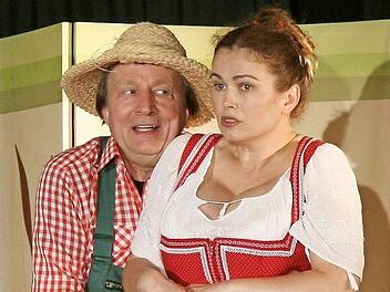 Mit "Der Mörder - schon wieder der Gärtner," einem schauspielerisch-musikalischen Kaleidoskop von Ingrit Gabriel und Jan Burdinski geht es im diesjährigen Programm des Stadtsteinacher Frankenwaldtheaters am 5. Mai um 20 Uhr weiter. Foto: Klaus Klaschka