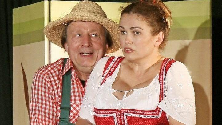 Mit "Der Mörder - schon wieder der Gärtner," einem schauspielerisch-musikalischen Kaleidoskop von Ingrit Gabriel und Jan Burdinski geht es im diesjährigen Programm des Stadtsteinacher Frankenwaldtheaters am 5. Mai um 20 Uhr weiter. Foto: Klaus Klaschka