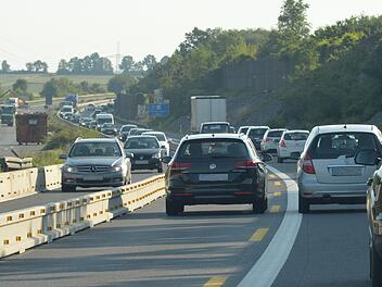 Auf der A70 muss zwischen dem Kreuz Bamberg und Parkplatz Giechburgblick mit Behinderungen gerechnet werden. Der Verkehr in Richtung Bamberg (links) steht während der Bauzeit nur eine Fahrbahn zur Verfügung.  Foto: Ronald Rinklef