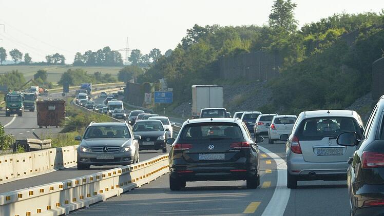 Auf der A70 muss zwischen dem Kreuz Bamberg und Parkplatz Giechburgblick mit Behinderungen gerechnet werden. Der Verkehr in Richtung Bamberg (links) steht während der Bauzeit nur eine Fahrbahn zur Verfügung.  Foto: Ronald Rinklef