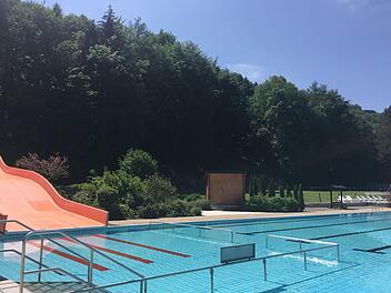Das Kulmbacher Freibad soll neben der Rutsche mit einem Sprungturm eine weitere Attraktion bekommen. Foto: Jürgen Gärtner