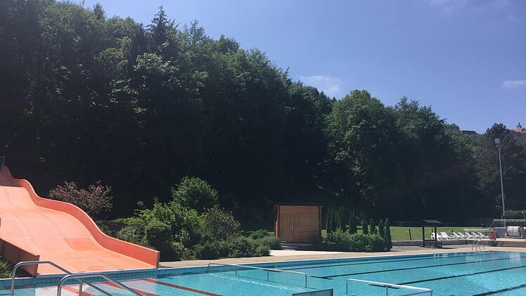 Das Kulmbacher Freibad soll neben der Rutsche mit einem Sprungturm eine weitere Attraktion bekommen. Foto: Jürgen Gärtner