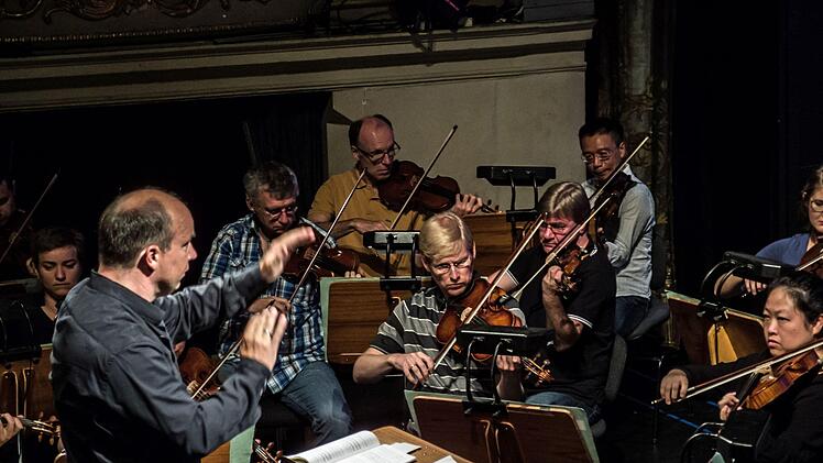 Roland Kluttig dirigierte Mendelssohns 3. Sinfonie beim Concertino im Landestheater.Foto: Jochen Berger