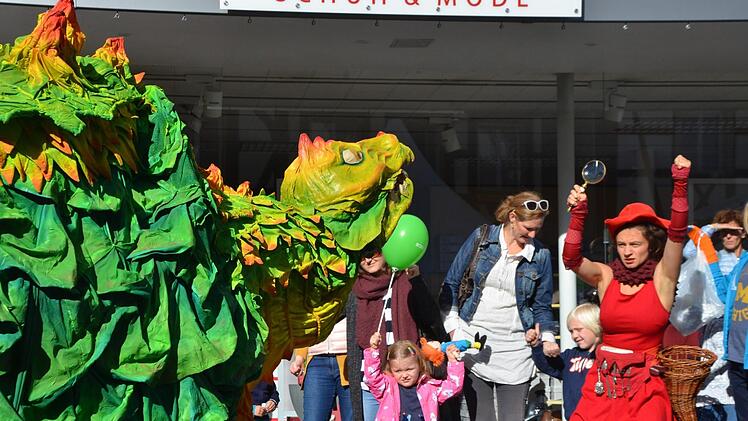 Drachenbändigerin Oni Maurer und Drache Onil zogen die Blicke in der Hauptstraße auf sich.  Fotos: Bernhard Panzer und Richard Sänger