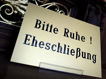 Auch für den Fall, dass sich die Standesämter Kronach und Marktrodach zusammenschließen, darf weiter in Marktrodach standesamtlich geheiratet werden. Symbolbild: Arno Burgi/dpa