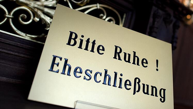 Auch für den Fall, dass sich die Standesämter Kronach und Marktrodach zusammenschließen, darf weiter in Marktrodach standesamtlich geheiratet werden. Symbolbild: Arno Burgi/dpa