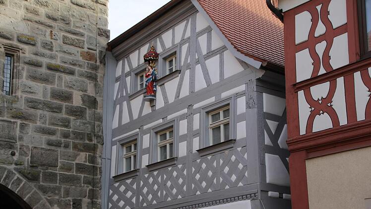 An der Hauptstraße strahlt die alte Fachwerkfassade wieder.  Foto: Andreas Dorsch