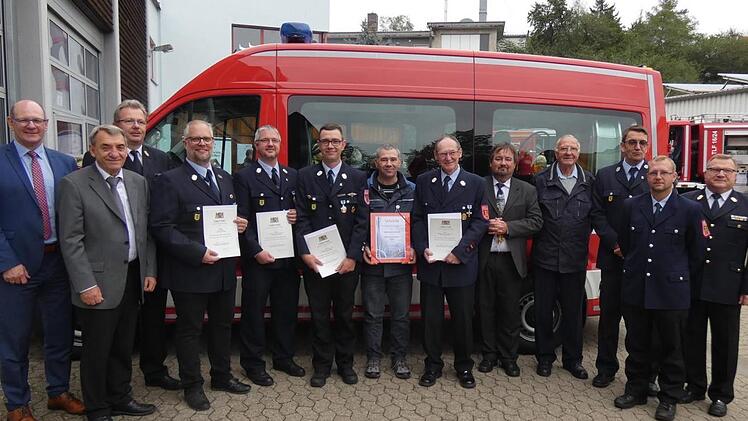 F&uuml;r jahrzehntelangen aktiven Dienst und Vereinszugeh&ouml;rigkeit wurden verdiente Ehrenamtliche geehrt. Unser Bild zeigt von links: B&uuml;rgermeister Thomas Stadelmann, stellvertretenden Landrat Oskar Ebert, Kreisbrandrat Ralf Dressel, Kai Rikeit (25 Jahre aktiver Dienst und Vereinszugeh&ouml;rigkeit), Patrick Scherbaum (25 Jahre aktiver Dienst), Tobias Hetterich (25 Jahre aktiver Dienst und Vereinszugeh&ouml;rigkeit), Markus Koch (25 Jahre Vereinszugeh&ouml;rigkeit), Michael Ankenbrand (40 Jahre aktiver Dienst), P...