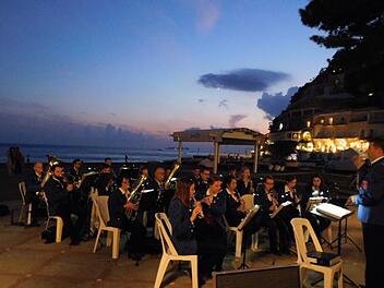 Die Thurnauer Musiker beim Konzert am Strand von Positano im magischen Abendlicht.Horst Wunner