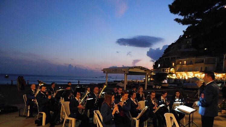Die Thurnauer Musiker beim Konzert am Strand von Positano im magischen Abendlicht.Horst Wunner