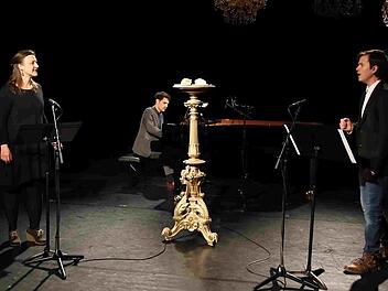 Kora Pavelic und Benjamin Hübner gestalten die erste Folge von "Singbar!", am Flügen begleitet von Nathan  Harris.Screenshot: Landestheater Coburg/Sylvain Guillot