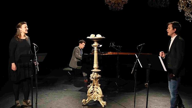 Kora Pavelic und Benjamin Hübner gestalten die erste Folge von "Singbar!", am Flügen begleitet von Nathan  Harris.Screenshot: Landestheater Coburg/Sylvain Guillot