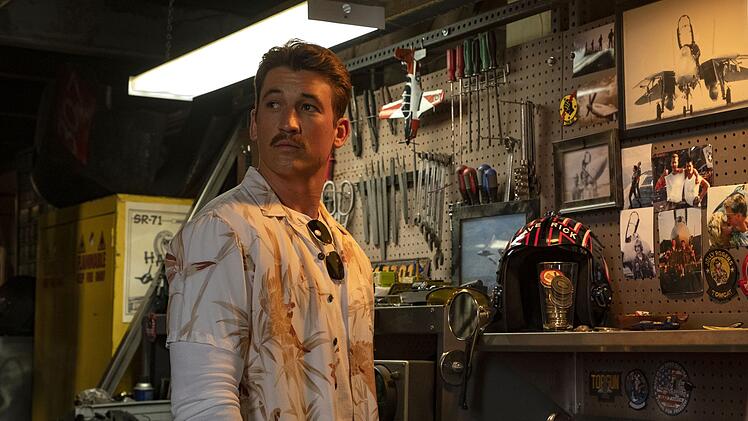 Miles Teller spielt Lieutenant Bradley "Rooster" Bradshaw, den Sohn von Mavericks verstorbenem besten Freund Nick "Goose" Bradshaw.