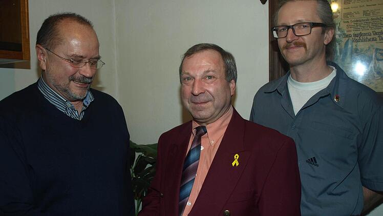 Der Vorsitzende der Reservistenkameradschaft Eltingshausen, Peter Albert (Mitte) zeichnete Walter Hönig (links) und Reinhold Seufert für besondere Verdienste mit Urkunden aus.  Foto: Stefan Geiger